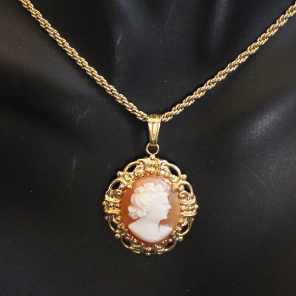 Gold-tone Pink and White Cameo Pendant Necklace - Picture 3 of 10